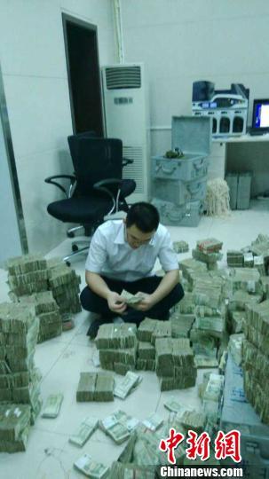 鄭州一客戶攜帶30萬零鈔購車面額最大1元（圖）