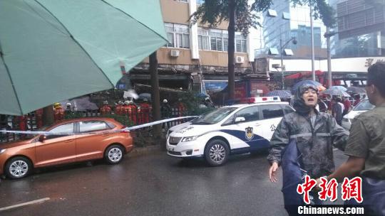 警方趕到現(xiàn)場阮亞欣攝