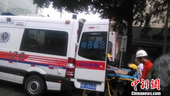 救護車到現(xiàn)場搶救傷員阮亞欣攝