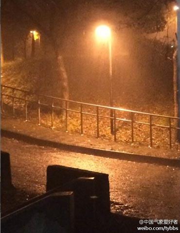 臺灣國立政治大學校園里風雨正盛(圖片來源于新浪微博)