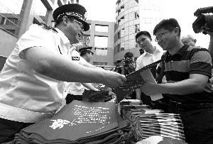 公安部4名副部長(zhǎng)北京街頭發(fā)放防恐襲手冊(cè)