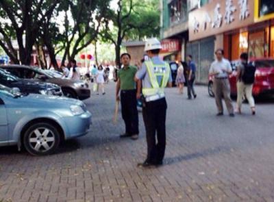 男子不滿(mǎn)違規(guī)停車(chē)開(kāi)罰單 持木棍要揍警察