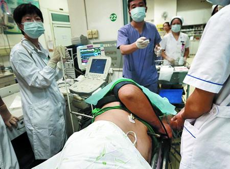 男子墜入20米深坑鋼筋穿 身?yè)尵仁覂?nèi)等待血源