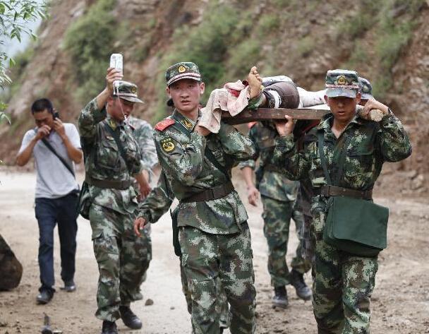 200名武警官兵急行軍奔赴地震災(zāi)區(qū)被淹村莊