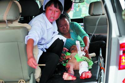 魯?shù)榈卣鸶赣H聽見“爸爸救命”救出四個孩子