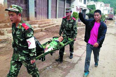 魯?shù)榈卣鸶赣H聽見“爸爸救命”救出四個孩子