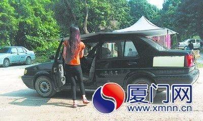 男子學(xué)車被教練揪破耳朵：買兩包中華煙來