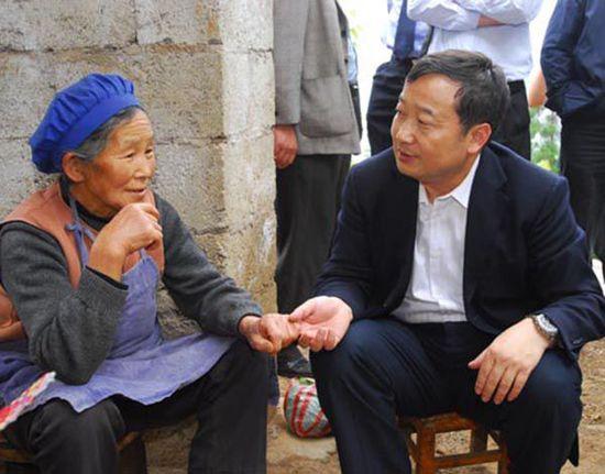 2009年，時任昆明市市長的張祖林慰問孤寡老人。
