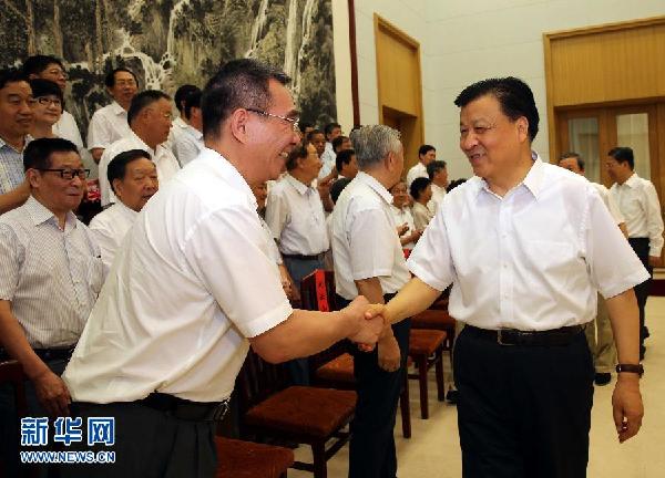 受習(xí)近平總書(shū)記委托，中共中央政治局常委、中央書(shū)記處書(shū)記劉云山在北戴河看望參加今年暑期休假活動(dòng)的專家，并同大家進(jìn)行座談，代表黨中央、國(guó)務(wù)院向各方面優(yōu)秀人才致以親切問(wèn)候。新華社記者劉衛(wèi)兵攝