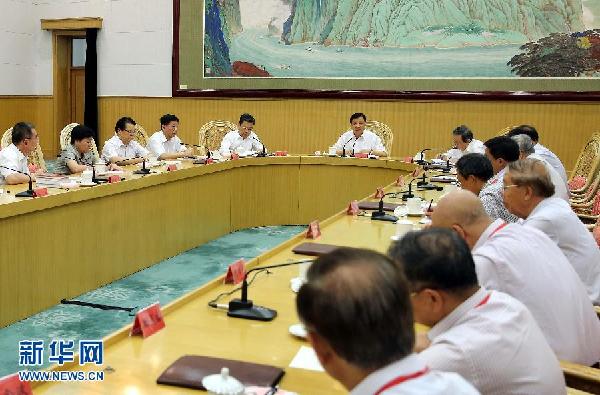 受習(xí)近平總書(shū)記委托，中共中央政治局常委、中央書(shū)記處書(shū)記劉云山在北戴河看望參加今年暑期休假活動(dòng)的專家，并同大家進(jìn)行座談，代表黨中央、國(guó)務(wù)院向各方面優(yōu)秀人才致以親切問(wèn)候。新華社記者劉衛(wèi)兵攝