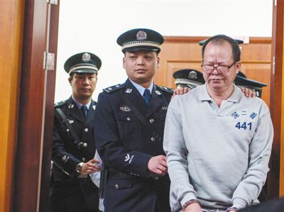 今年2月26日，網(wǎng)曝“坐擁20億資產(chǎn)”的深圳龍崗南聯(lián)村官周偉思（前右）在深圳市中級法院受審。新華社發(fā)