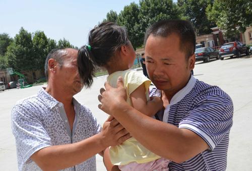 7月30日中午，暴恐案件中父母雙雙遇害的孤兒平平(化名)大伯找到她，并將她接走。(常振平攝)