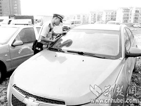 武漢現(xiàn)最牛“違章帝”：4年扣865分罰款近5萬