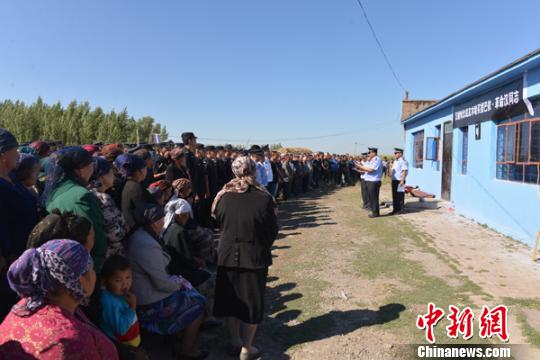 當?shù)刂T多民眾與木哈買提巴依·革命漢告別。　丁飛攝