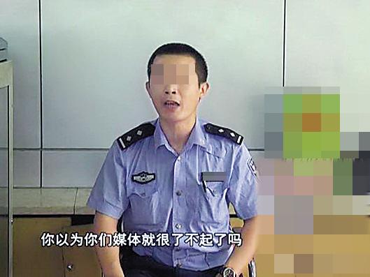 記者采訪遭遇“搜身令” 民警粗暴執(zhí)法被停職  