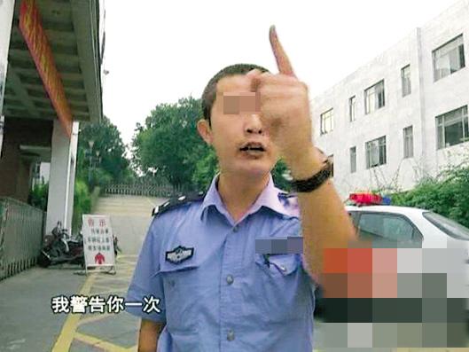 記者采訪遭遇“搜身令” 民警粗暴執(zhí)法被停職  