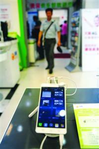 不少上海公務員新近更換的加密手機，外觀上與普通智能機沒什么不同。