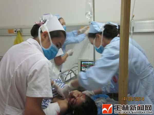 高速路上豐田超車變道致大客車側(cè)翻 傷了40人