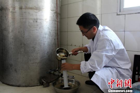 湖北建始一酒廠為牟利往白酒里添加“偉哥”