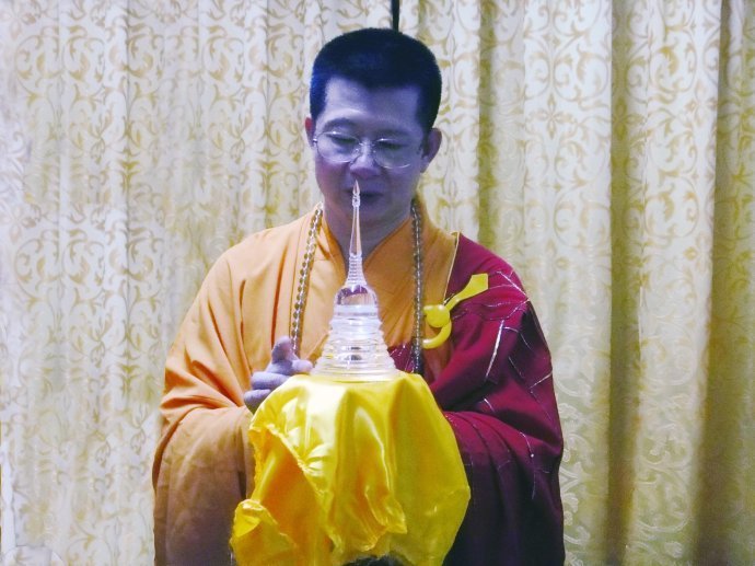 2014年8月15日消息，廣東珠海，廣東男子吳某衡于1990年創(chuàng)立“華藏法門”，并于2013年更名為“華藏宗門”。他自稱秦始皇轉(zhuǎn)世，有三四萬信徒追隨左右。多名女弟子遭其奸淫，生下十幾名子女。今年7月，吳某衡等涉嫌利用邪教破壞法律，已被警方拘留。