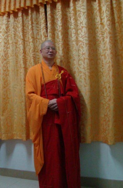 吳某衡稱自己7歲承曹洞禪門高僧德真、德智大和尚接引；11歲入山隨師修行、習(xí)武、研讀兵法；“德禪方丈”（少林高僧，曾任少林寺住持）將少林寺鎮(zhèn)山之寶“宜山畫”傳承給他，從而獲得禪宗衣缽傳承，成為少林寺第32代傳人；少林寺鑒于其在佛法上的高深造詣，為其立了一塊“禪藏千古”的功德碑。其老家多位同村老師以及政府有關(guān)人士均證實，吳某衡1967年出生后一直在老家讀書，小學(xué)畢業(yè)后務(wù)農(nóng)，16歲才離開家鄉(xiāng)?！暗露U方丈”的弟子釋行云坦言，“德禪方丈”曾口頭答應(yīng)收吳某衡為徒，但沒有舉行任何儀式，吳充其量屬于俗家弟子。由于“德禪方丈”當時病臥在床，并未傳授吳某衡什么功法?！皡钱敃r待了一個多月就走了”。