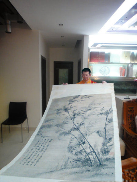 吳某衡還利用生日、成道日、佛誕日聚會(huì)等名義，親自或通過核心成員袁某、孟某等人的銀行賬戶收取信徒的供養(yǎng)款、奉獻(xiàn)金。他還唆使弟子為其高價(jià)購買房產(chǎn)并購買其字畫。 通過制造散布地震等謠言，兜售宣稱經(jīng)其開光加持擁有“躲災(zāi)避難”功效的法器等也是吳某衡的斂財(cái)手段之一。2010年，他在珠海開辦佛具店，通過制造散布災(zāi)難謠言，向弟子兜售所謂的開光法器戒壇方、大日如來佛，并強(qiáng)制攤派銷售任務(wù)牟取暴利。