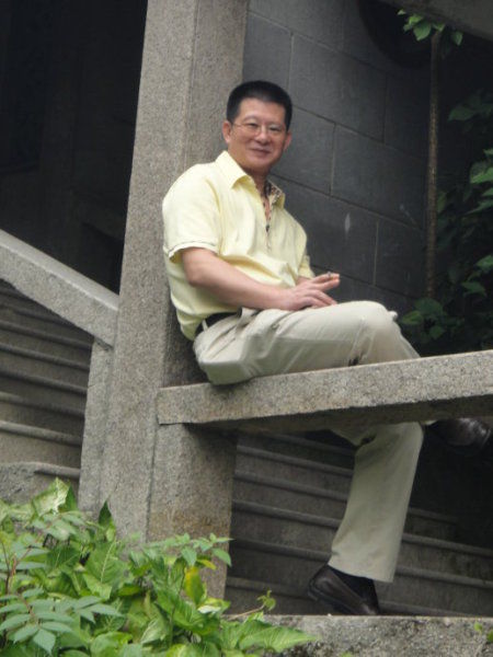 近兩年來(lái)，吳某衡開始變換手法，通過(guò)舉辦“覺(jué)學(xué)禪修營(yíng)”、“禪修之旅”等進(jìn)行斂財(cái)。每期4天左右的“覺(jué)學(xué)禪修營(yíng)”培訓(xùn)班費(fèi)用竟高達(dá)8000多元。今年3月23日，吳某衡與22名企業(yè)家弟子進(jìn)行了網(wǎng)絡(luò)“法會(huì)”，事前通過(guò)弟子蘇某某收取每人聊天費(fèi)5000元。他還在寒暑假舉辦“青少年特訓(xùn)班”，將邪惡之手伸向青少年。廣東省佛教協(xié)會(huì)曾專門對(duì)吳某衡的佛教身份、“華藏宗門”的性質(zhì)進(jìn)行研究，認(rèn)為吳某衡及其“華藏宗門”在傳承上不屬于佛教宗派，組織上不在佛教協(xié)會(huì)之內(nèi)，教制上詆毀佛教自封初祖，教義上竊取佛教名言亂釋其意，教法上違如來(lái)遺教顯異惑眾；理論體系中盜用佛教名詞，肆意解釋沒(méi)有可取之處；具體修行方法中，沒(méi)有原則，不守戒律，不尊國(guó)法；個(gè)人行為當(dāng)中，顯異惑眾，妄說(shuō)獲福，打大妄語(yǔ)；“于戒、于理、于修、于證都不符合佛教規(guī)范，是不折不扣的附佛外道”。據(jù)查，“華藏宗門”在有關(guān)部門沒(méi)有進(jìn)行注冊(cè)登記。佛教協(xié)會(huì)證實(shí)吳某衡不是在冊(cè)佛教教職人員。