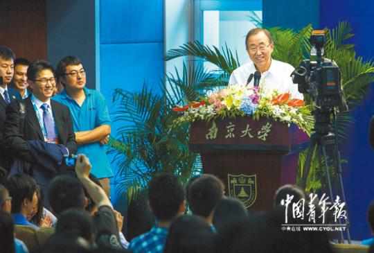 8月16日，聯(lián)合國(guó)秘書長(zhǎng)潘基文在南京大學(xué)與中國(guó)青年對(duì)話。本報(bào)記者鄭萍萍攝