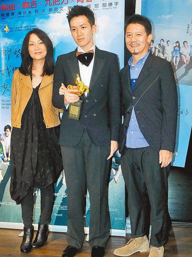 資料圖：《那些年，我們一起追的女孩》讓柯震東走紅，圖為慶功宴上柯震東父母前來道賀。