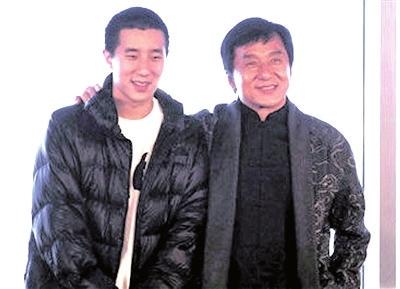 成龍連發(fā)兩微博道歉稱教子無(wú)方 柯父嚴(yán)厲訓(xùn)子