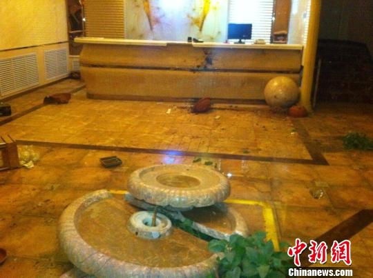 圖為被砸的洗浴中心大廳胡貴龍攝