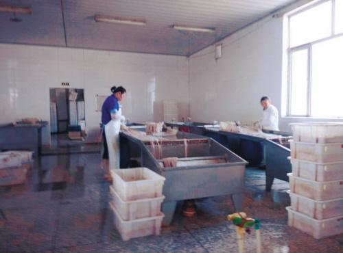 遼寧某食品廠院內(nèi)藏神秘作坊 加工制藥銷路不明