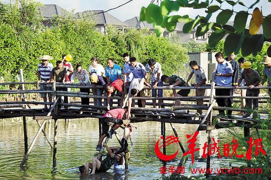 母女上學(xué)路上落河雙雙溺亡 丈夫崩潰跳江自殺