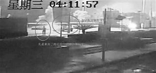 15歲少女街邊產(chǎn)子后遺棄 被監(jiān)控拍下(組圖)