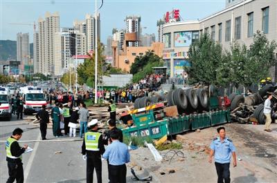 河北貨車失控 “抹平”公交站臺(tái) 致8死6傷(圖)