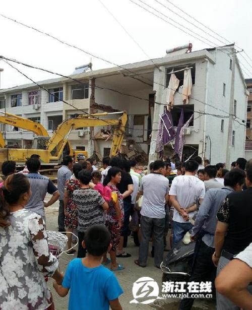 浙江三門縣一民房坍塌已致2人死亡 1人正在搶救