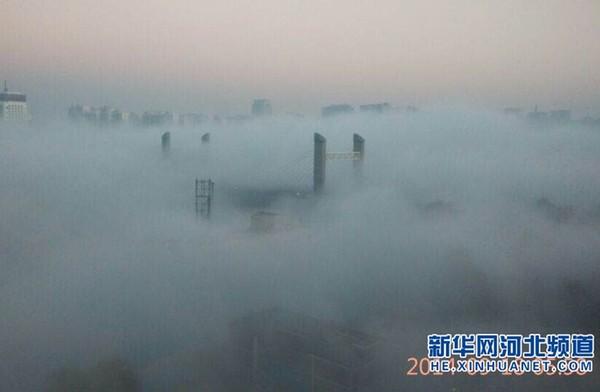 河北今遭遇大霧籠罩 17條高速實(shí)施管制