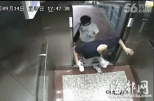 男生被電梯卡死監(jiān)控曝光 事故經(jīng)過僅4秒