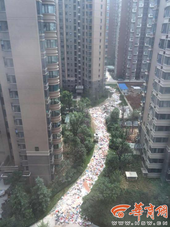 西安一小區(qū)驚現(xiàn)百米垃圾長龍淹沒道路
