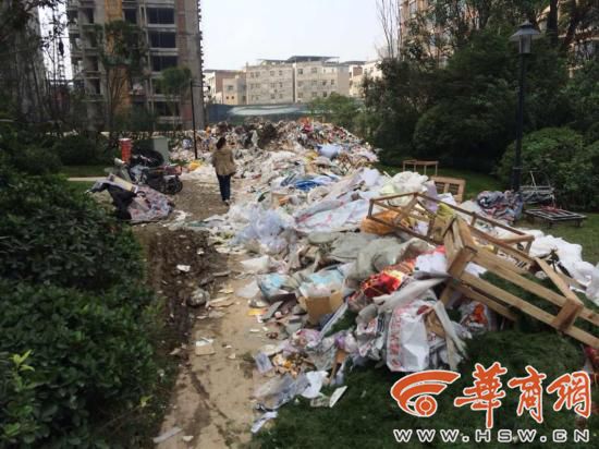 西安一小區(qū)驚現(xiàn)百米垃圾長龍淹沒道路