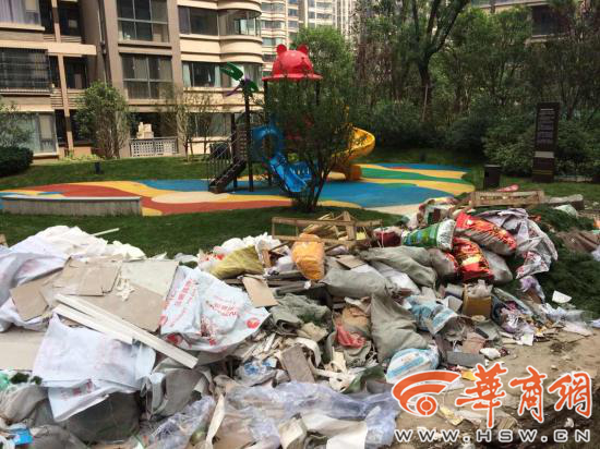 西安一小區(qū)驚現(xiàn)百米垃圾長龍淹沒道路