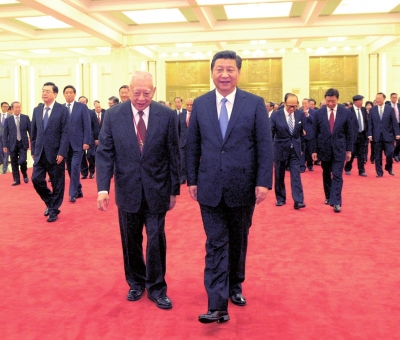 昨天，習(xí)近平在北京人民大會堂會見以董建華為團(tuán)長的香港工商界專業(yè)界訪京團(tuán)。新華社發(fā)