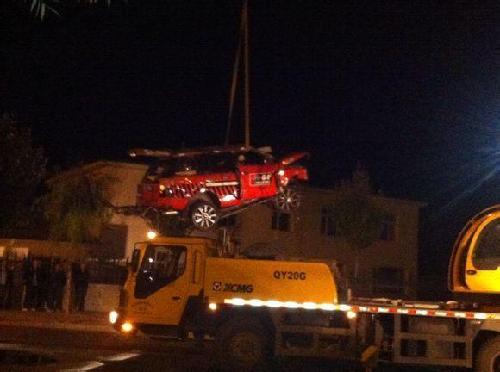 佳木斯一交警酒駕路虎致2人死亡 已被刑拘(圖)