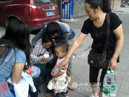 孕婦當(dāng)街分娩路人站圈護“產(chǎn)” 寶寶和媽媽都平安