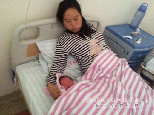 孕婦當(dāng)街分娩路人站圈護“產(chǎn)” 寶寶和媽媽都平安