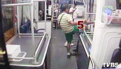 臺醉漢公交車上暴打老翁 司機乘客無人問(圖)