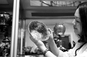 第三十五屆北海公園菊花展“十一”開幕，漫步在公園里，花壇、花缽、花帶貫穿始終，變化萬千的造型菊與古典園林、參天古樹交相呼應(yīng)，引來不少游客拍照。首席攝影記者 吳寧/攝