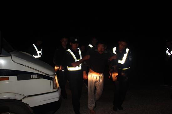 公安民警救出地震受傷群眾