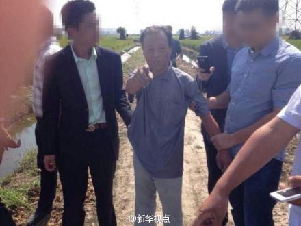 江蘇泰州警方帶嫌疑人指認現(xiàn)場(圖)