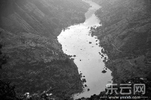 云南魯?shù)檠呷巳?村民挖出20萬(wàn)現(xiàn)金(圖)